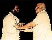 T.N. Seshan honouring Rajan